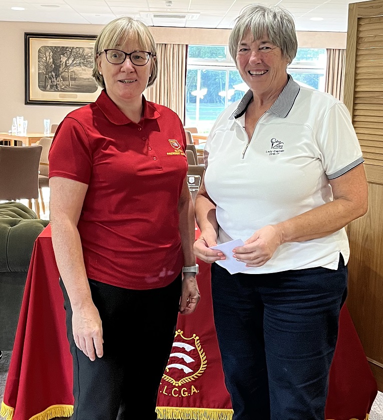 Lesley receives prize from Nicola, President of the ELCGA